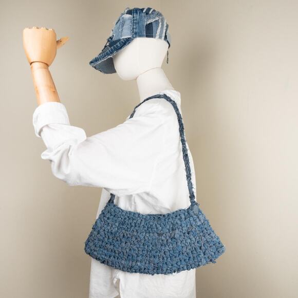 Upcycled denim crochet bag / Crochet purse - Picture 4 of 6